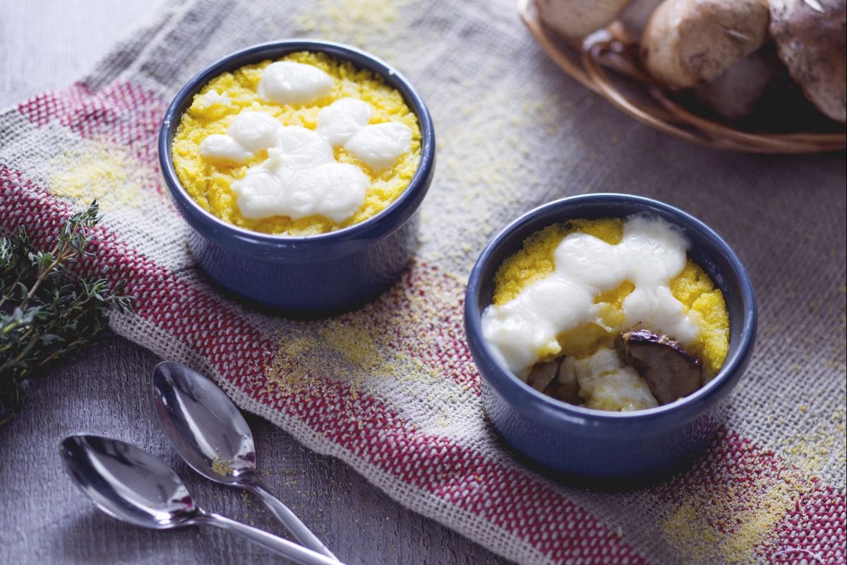 Gratinierte Terrinen aus Polenta und Steinpilzen