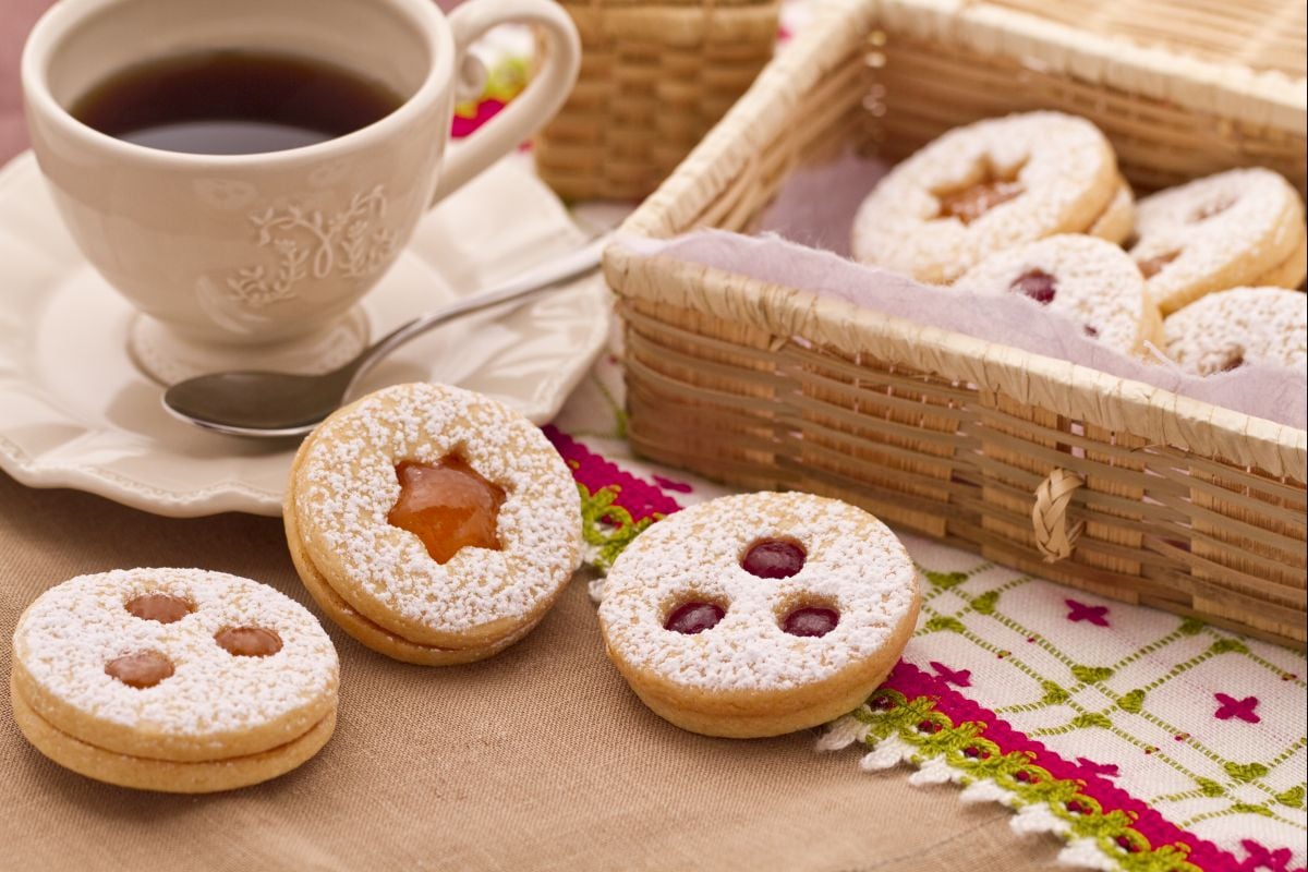 Tiroler Kekse mit Erdbeermarmelade