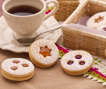 Tiroler Kekse mit Erdbeermarmelade