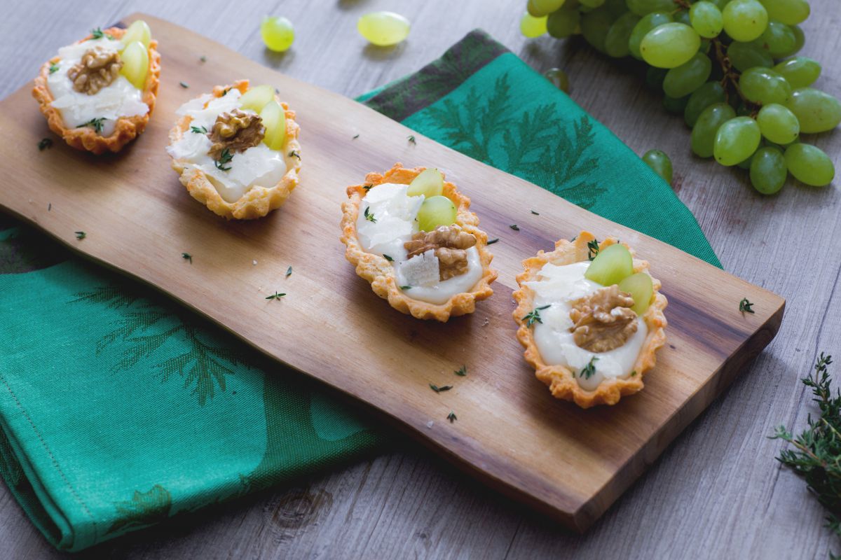 Bötchen mit Parmesansahne und Trauben