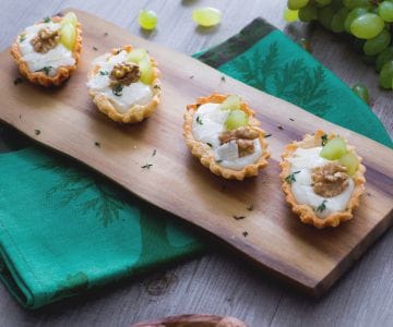 Bötchen mit Parmesansahne und Trauben