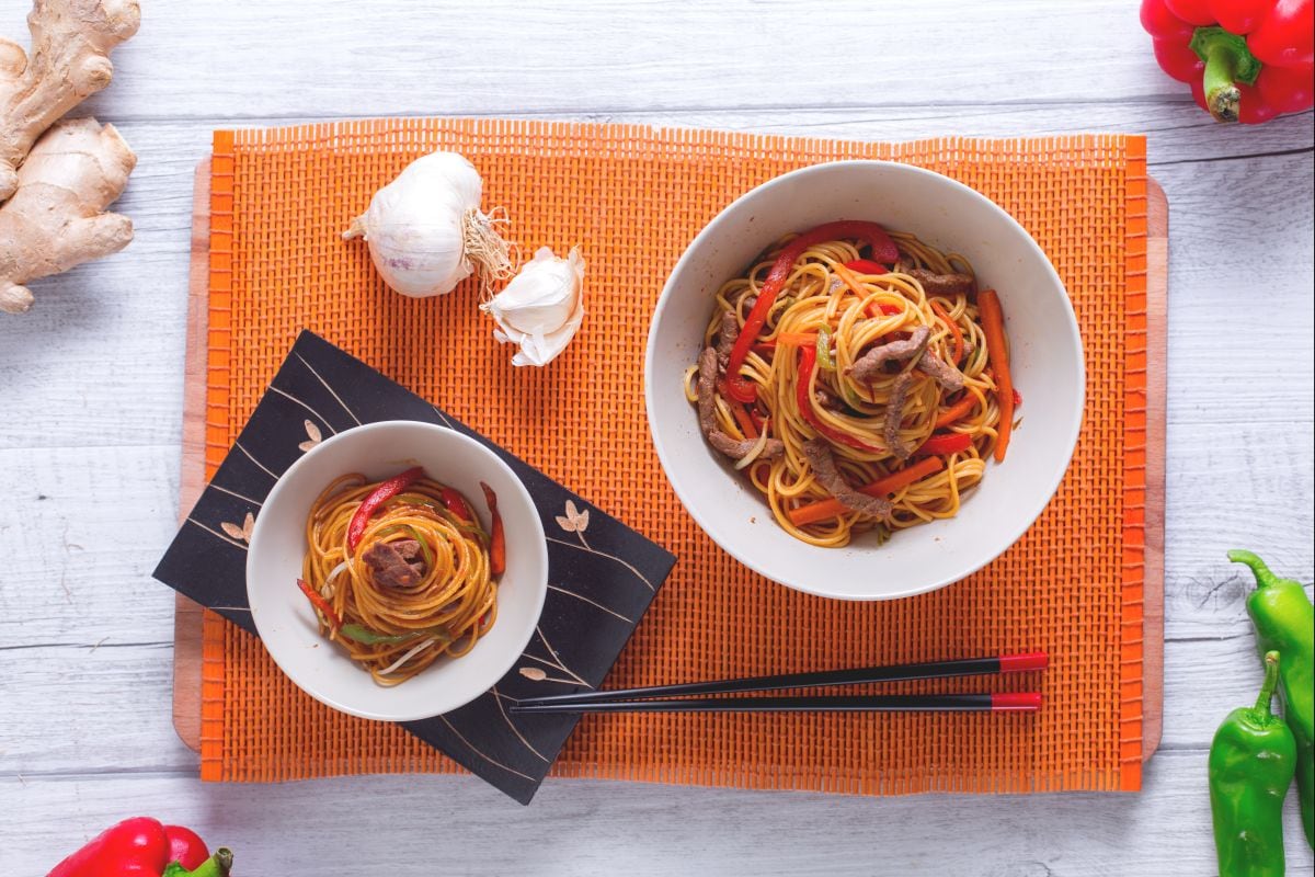 Spaghettini mit mariniertem Rindfleisch und Gemüse