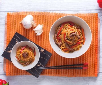 Spaghettini mit mariniertem Rindfleisch und Gemüse