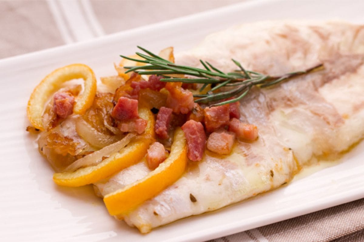 Wolfsbarsch (Seebarsch) mit Speck, Zwiebeln und süß-sauren Orangen