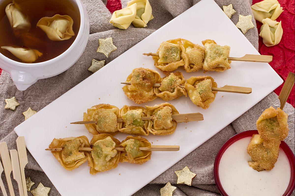 Frittierte Tortellini-Spieße mit Sahne-Parmesan-Sauce