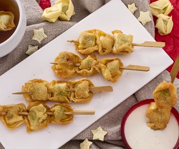 Frittierte Tortellini-Spieße mit Sahne-Parmesan-Sauce