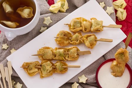 Frittierte Tortellini-Spieße mit Sahne-Parmesan-Sauce