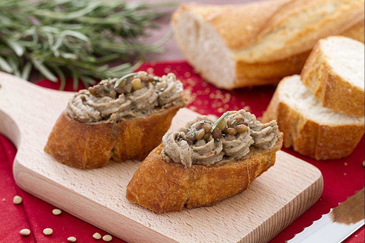 Crostini mit Linsencreme und Rosmarin