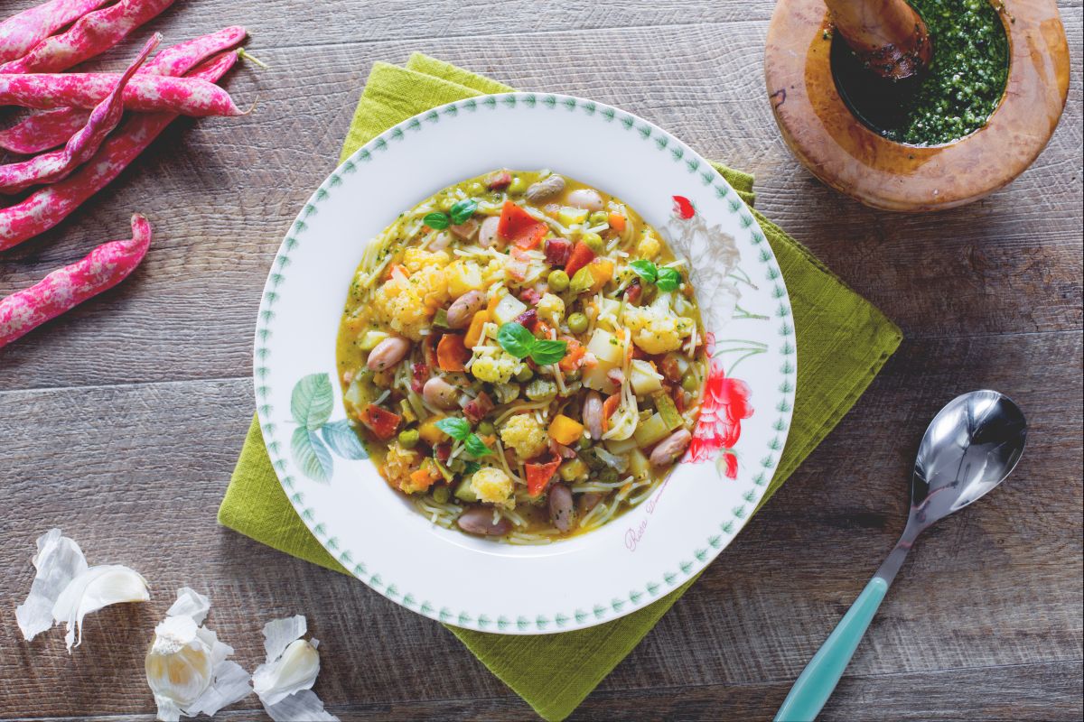 Minestrone aus Pasta, Gemüse und Pesto