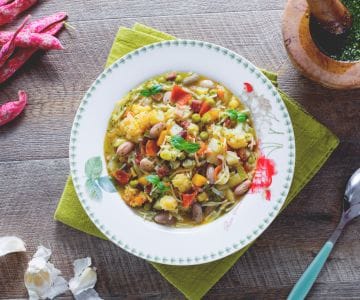 Minestrone aus Pasta, Gemüse und Pesto