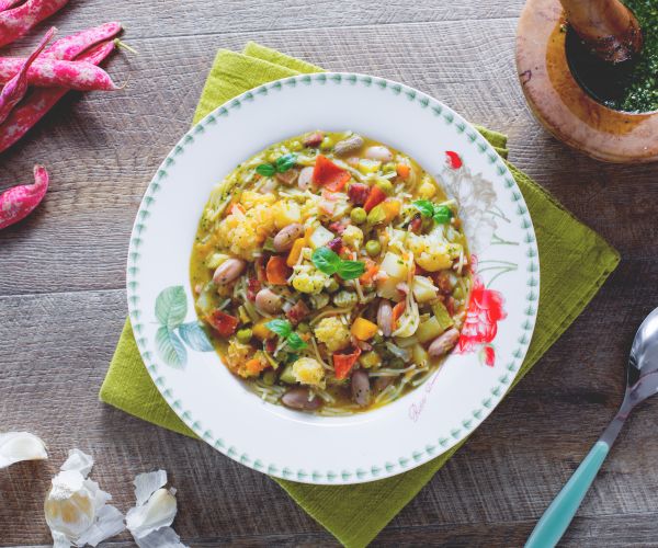 Minestrone aus Pasta, Gemüse und Pesto