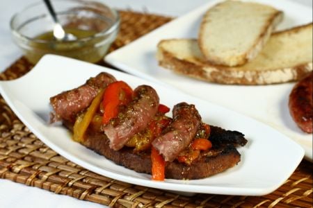 Geröstetes Crostone mit Luganega und geräucherten Paprikaschoten