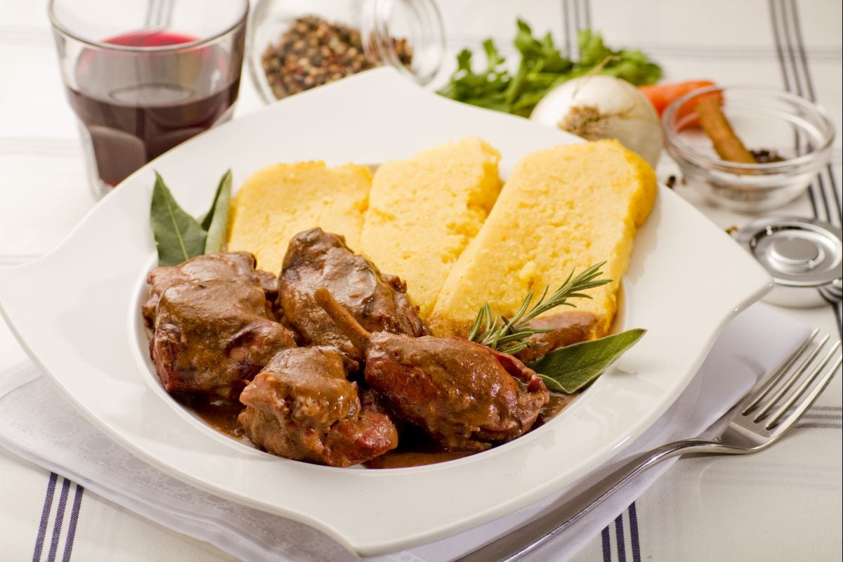 Kaninchen in Salmì mit Polenta