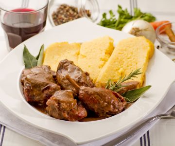 Kaninchen in Salmì mit Polenta