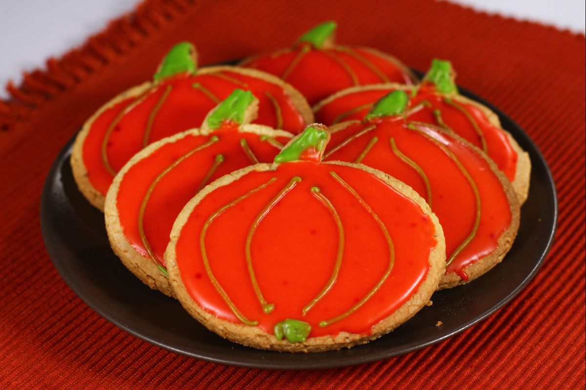 Kürbisförmige Zuckergusskekse