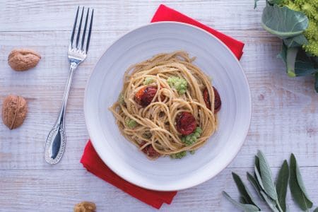 Spaghetti mit Salbei-Walnuss-Pesto