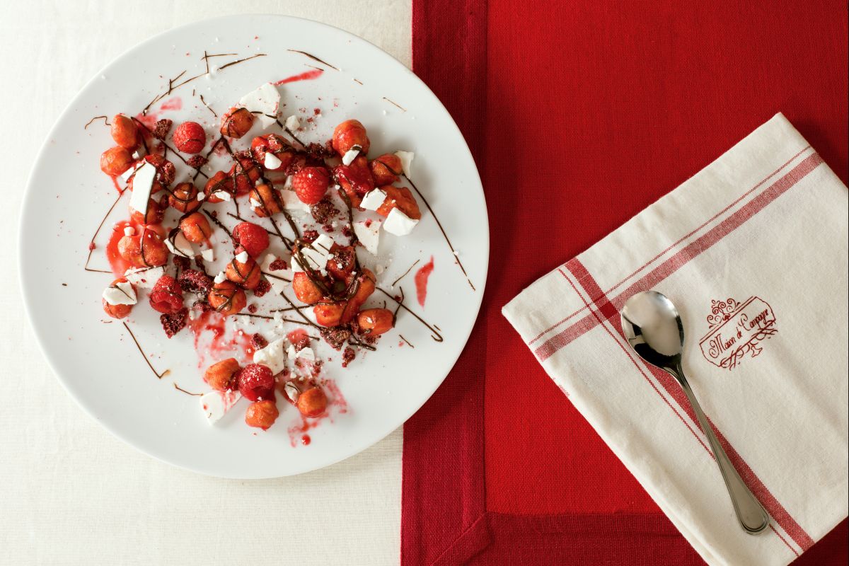 Struffoli mit roten Früchten
