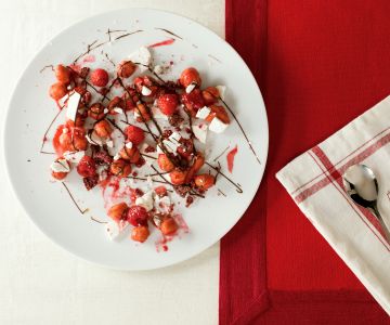 Struffoli mit roten Früchten
