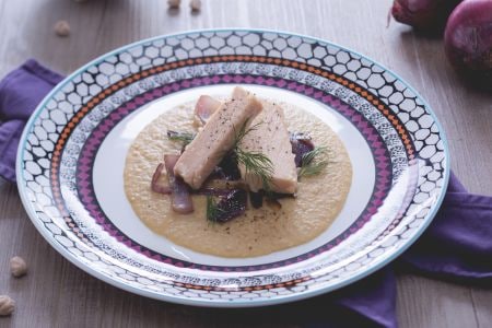 Thunfischfilets auf Kichererbsenpüree und roten Zwiebeln