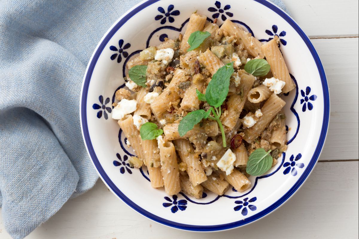 Kalter Nudelsalat mit Auberginen und Feta