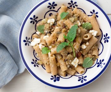 Kalter Nudelsalat mit Auberginen und Feta