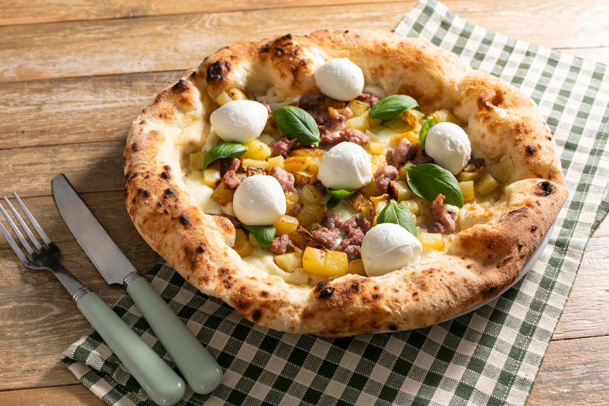 Zeitgenössische Pizza mit Wurst und Kartoffeln