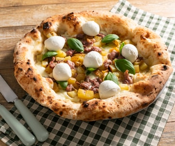 Zeitgenössische Pizza mit Wurst und Kartoffeln