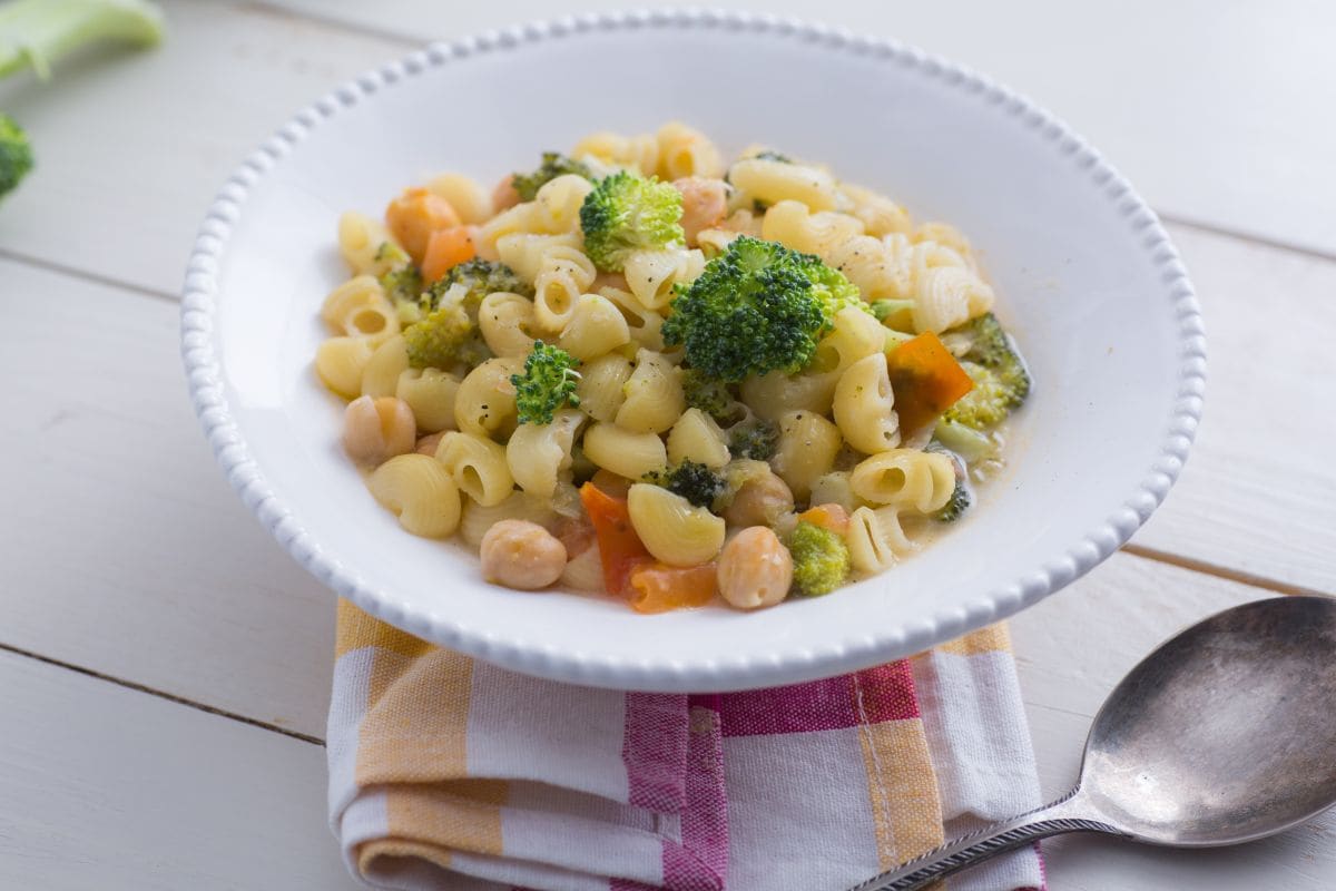 Nudelsuppe mit Kichererbsen und Brokkoli