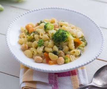 Nudelsuppe mit Kichererbsen und Brokkoli