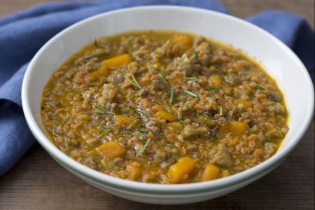 Hülsenfruchtmehlkörner mit Wurst und Kürbis in Bier