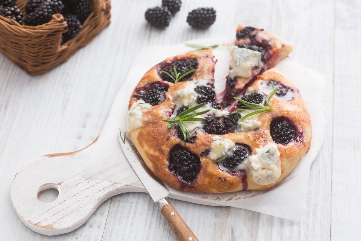 Fladenbrot mit Brombeeren und Gorgonzola