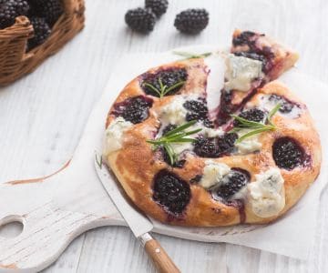 Fladenbrot mit Brombeeren und Gorgonzola