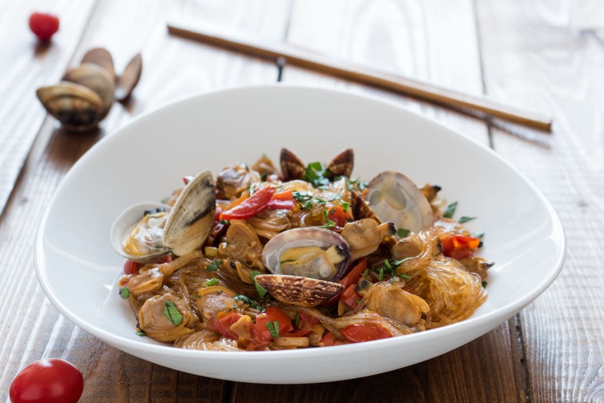Sojaspaghetti mit Muscheln und Kirschtomaten