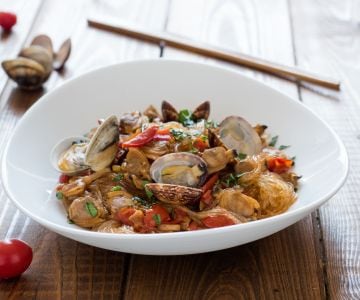 Sojaspaghetti mit Muscheln und Kirschtomaten