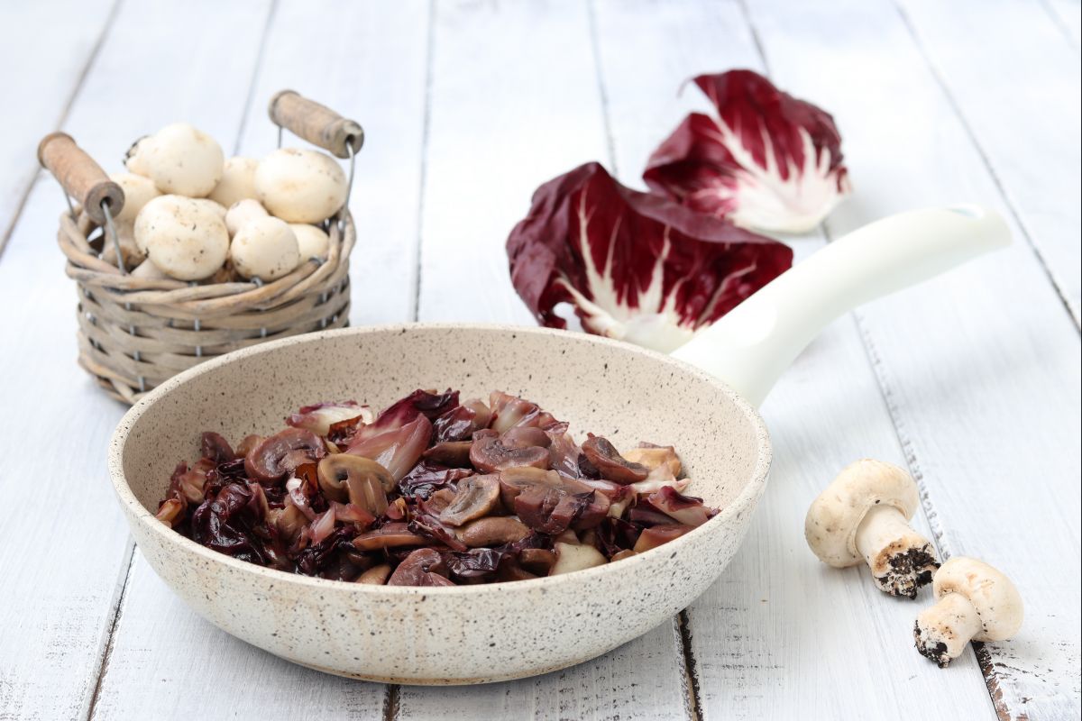 Pilze und Radicchio in der Pfanne