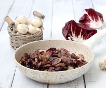 Pilze und Radicchio in der Pfanne