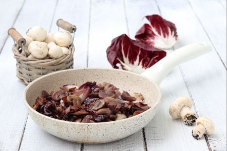 Pilze und Radicchio in der Pfanne