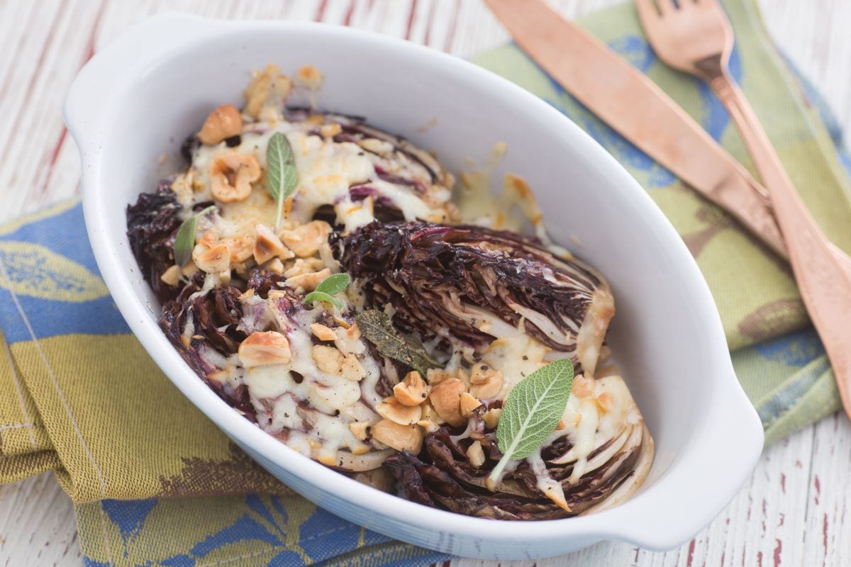 Überbackener Radicchio-Salat mit Haselnüssen und Scamorza