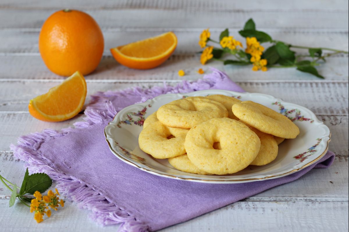 Kekse mit Maismehl und Orangen