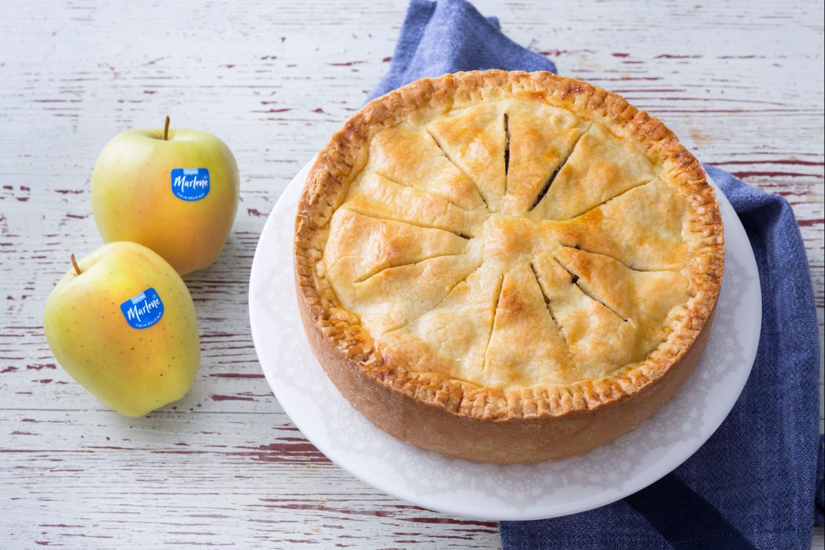 Gedeckter Kuchen mit Apfel, Trockenfrüchten und Brot