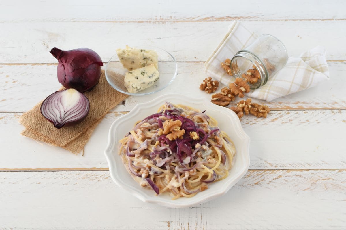 Spaghetti mit roten Zwiebeln, Walnüssen und Gorgonzola
