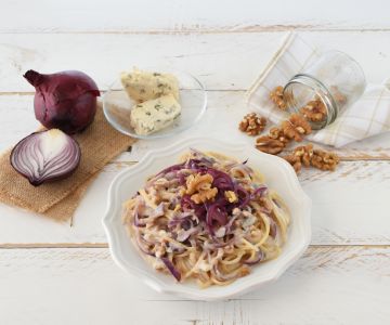 Spaghetti mit roten Zwiebeln, Walnüssen und Gorgonzola