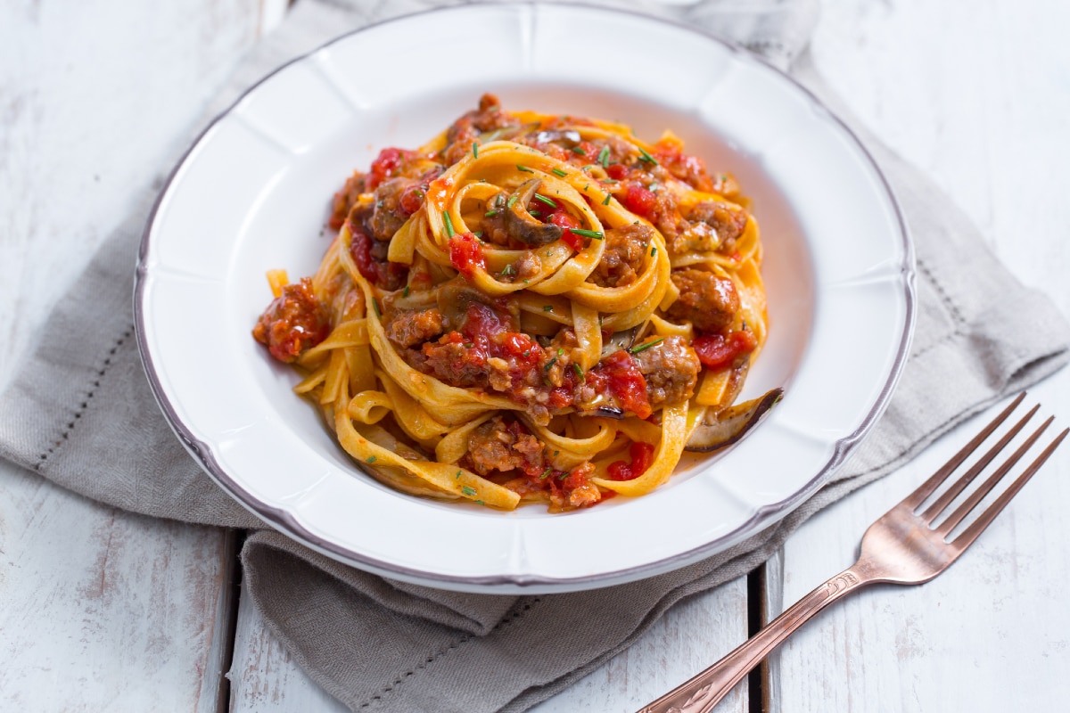 Pasta mit Steinpilzen und Wurst