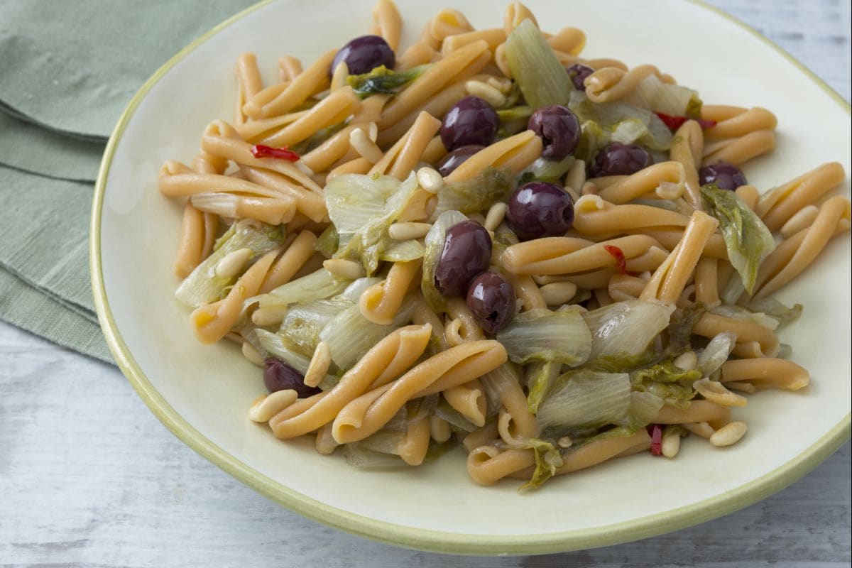 Pasta aus Hülsenfrüchten mit Endivien und Oliven