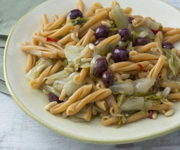 Pasta aus Hülsenfrüchten mit Endivien und Oliven