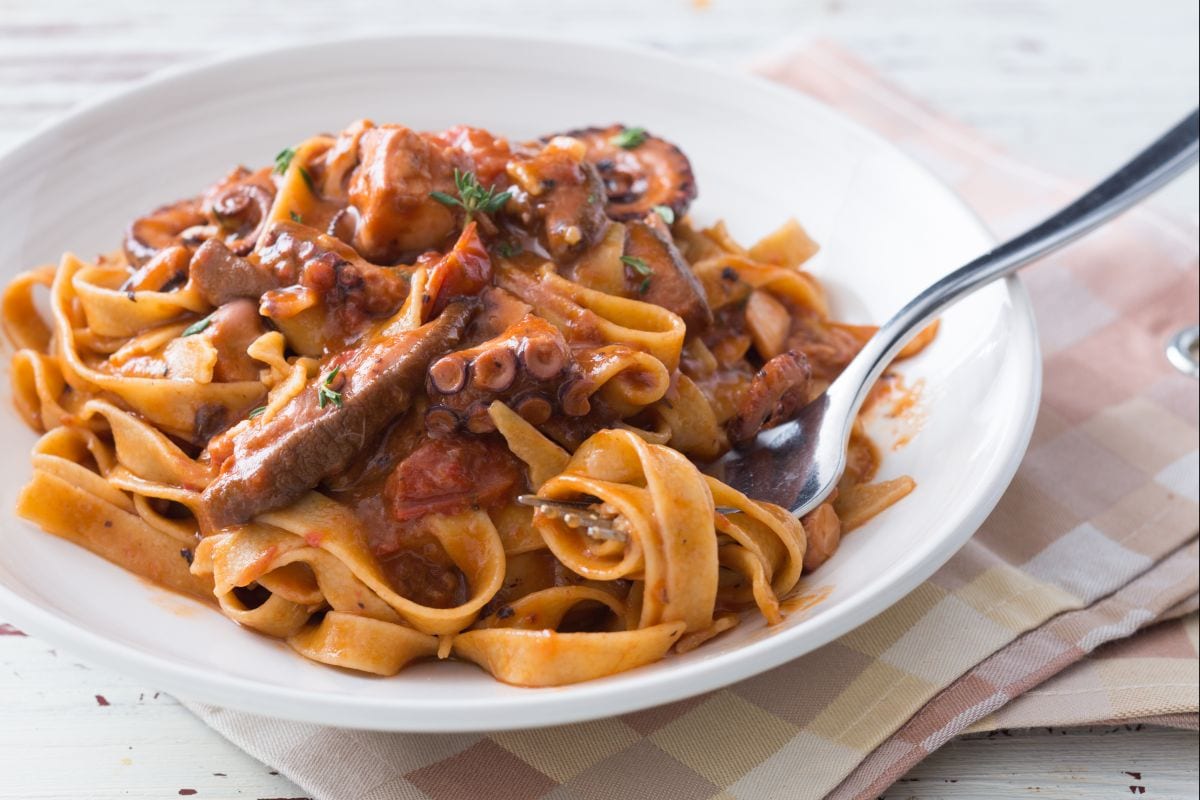 Fettuccine mit Oktopus- und Steinpilzsauce