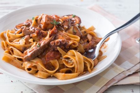Fettuccine mit Oktopus- und Steinpilzsauce