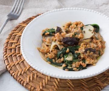 Hülsenfrüchtekörner mit Pilzen und Spinat