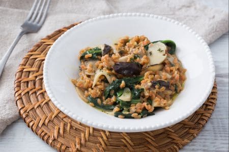 Hülsenfrüchtekörner mit Pilzen und Spinat