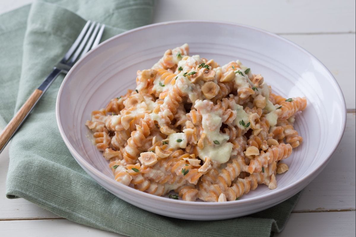 Hülsenfruchtpasta mit Wirsing-Nuss-Pesto